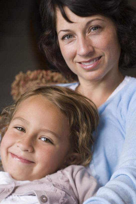 西方人,儿童,中年人,两个人,家庭,母亲,女儿,坐,笑,微笑,露齿笑,竖图,室内,白天,正面,纯洁,欧洲,欧洲人,服装,墙,注视,休闲装,墙壁,墙面,小孩,衣服,观察,看,靠,靠着,休闲,温暖,温馨,母女,一家人,休闲服,可爱,母爱,童年,童趣,服饰,观看,和睦,察看,关注,童真,烂漫,无邪,天真,女孩,女人,女性,中年女性,白种人,孩子,坐着,半身,彩图,融洽,女生