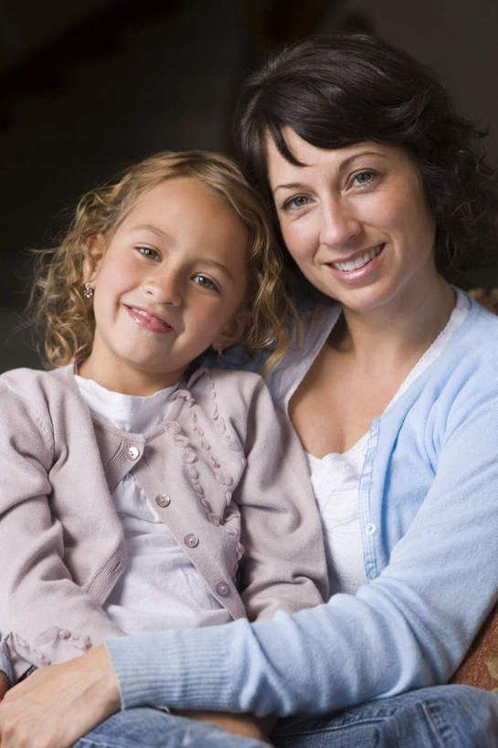 西方人,儿童,中年人,两个人,家庭,母亲,女儿,坐,抱,笑,微笑,露齿笑,竖图,室内,白天,正面,纯洁,欧洲,欧洲人,服装,墙,注视,休闲装,墙壁,墙面,小孩,衣服,观察,看,靠,靠着,休闲,温暖,温馨,母女,一家人,休闲服,可爱,母爱,童年,童趣,服饰,抱着,观看,和睦,察看,搂着,关注,童真,烂漫,无邪,天真,女孩,女人,女性,中年女性,白种人,孩子,搂,搂抱,坐着,半身,彩图,融洽,女生