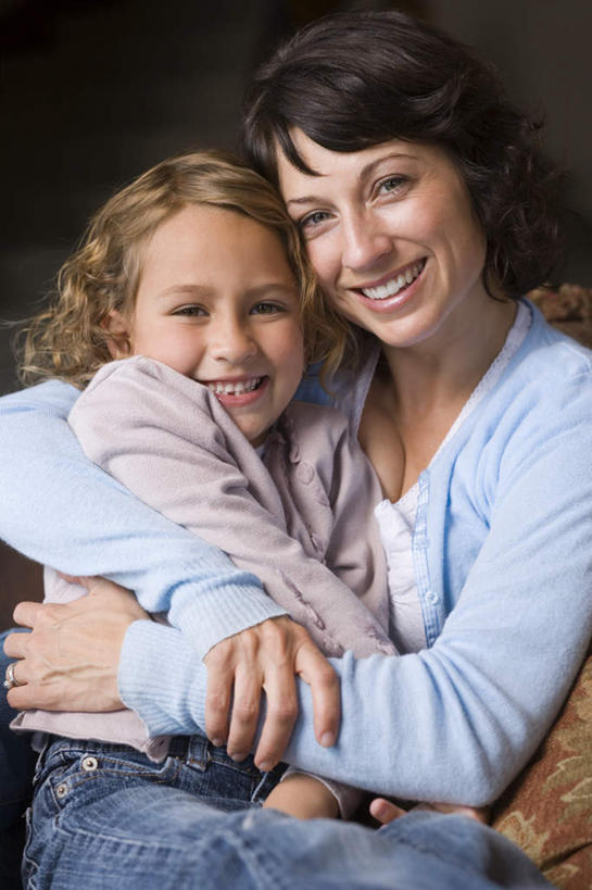 西方人,儿童,中年人,两个人,家庭,母亲,女儿,坐,抱,笑,微笑,露齿笑,竖图,室内,白天,正面,纯洁,欧洲,欧洲人,服装,墙,注视,休闲装,墙壁,墙面,小孩,衣服,观察,看,靠,靠着,休闲,温暖,温馨,母女,一家人,休闲服,可爱,母爱,童年,童趣,服饰,抱着,观看,和睦,察看,搂着,关注,童真,烂漫,无邪,天真,女孩,女人,女性,中年女性,白种人,孩子,搂,搂抱,坐着,半身,彩图,融洽,女生