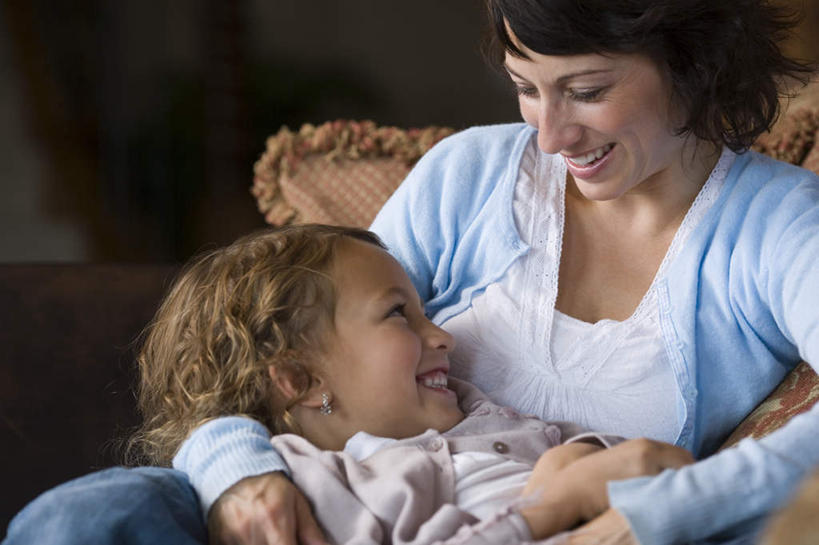 西方人,儿童,中年人,两个人,家庭,母亲,女儿,坐,躺,抱,笑,微笑,露齿笑,横图,室内,白天,正面,纯洁,欧洲,欧洲人,服装,朦胧,模糊,墙,注视,休闲装,墙壁,墙面,小孩,衣服,观察,看,休闲,温暖,温馨,母女,一家人,休闲服,可爱,母爱,童年,童趣,服饰,抱着,观看,和睦,察看,搂着,关注,童真,烂漫,无邪,卧着,天真,女孩,女人,女性,中年女性,白种人,孩子,搂,搂抱,躺着,卧,坐着,半身,彩图,融洽,女生