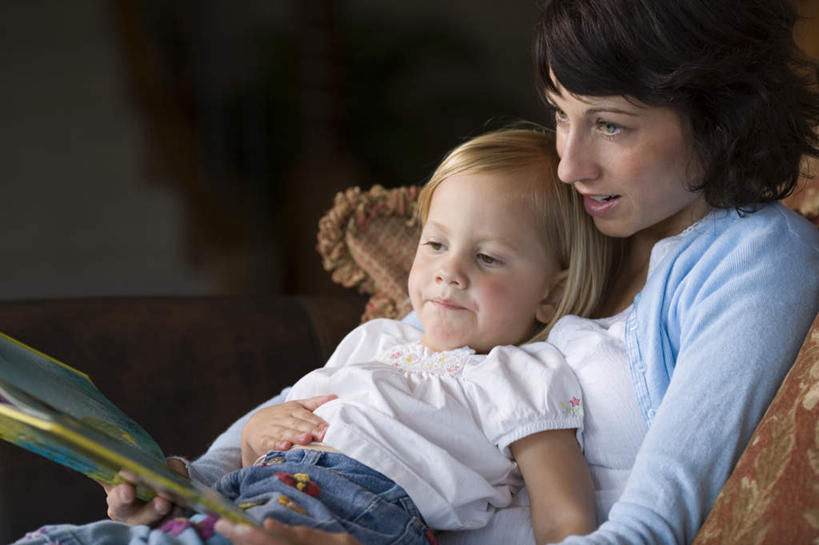 西方人,儿童,中年人,两个人,家庭,母亲,女儿,坐,笑,微笑,露齿笑,横图,室内,白天,正面,纯洁,欧洲,欧洲人,服装,朦胧,模糊,墙,注视,休闲装,墙壁,墙面,小孩,衣服,观察,看,靠,靠着,休闲,温暖,温馨,母女,一家人,休闲服,可爱,母爱,童年,童趣,服饰,观看,和睦,察看,关注,童真,烂漫,无邪,天真,女孩,女人,女性,中年女性,白种人,孩子,坐着,半身,彩图,融洽,女生