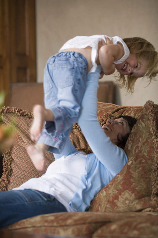 西方人,儿童,中年人,背部,两个人,家庭,母亲,女儿,坐,举,抱,笑,微笑,露齿笑,竖图,室内,白天,正面,纯洁,靠垫,沙发,欧洲,欧洲人,服装,墙,靠枕,注视,休闲装,墙壁,墙面,小孩,衣服,垫子,枕头,观察,看,托,休闲,温暖,温馨,母女,一家人,休闲服,可爱,母爱,童年,童趣,服饰,抱着,观看,和睦,察看,搂着,关注,布艺沙发,童真,烂漫,无邪,天真,女孩,女人,女性,中年女性,白种人,孩子,举起,举手,举着,搂,搂抱,向上举,向上伸,向上托,坐着,半身,彩图,融洽,女生