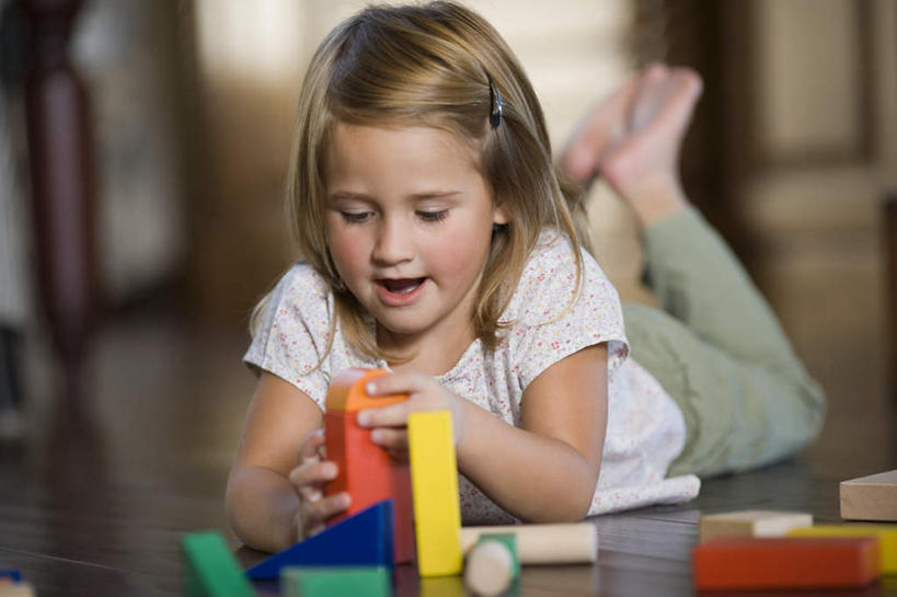 西方人,儿童,一个人,横图,彩色,室内,白天,正面,游戏,纯洁,智慧,地板,玩具,欧洲,欧洲人,仅一个女性,仅一个人,许多,握,阴影,服装,朦胧,模糊,反射,影子,地面,玩,注视,休闲装,光脚,娱乐,木地板,小孩,衣服,观察,看,趴着,张嘴,仅一个小孩,休闲,赤脚,休闲服,积木,可爱,童年,童趣,益智,握着,服饰,观看,活动,翘,察看,思维,发泄,关注,消遣,智力,想象,张大嘴巴,童真,烂漫,无邪,宣泄,天真,女孩,女人,女性,白种人,孩子,张开嘴,趴,玩耍,嬉戏,彩图,全身,女生