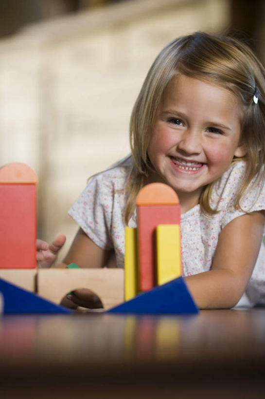 西方人,儿童,一个人,笑,微笑,露齿笑,竖图,彩色,室内,白天,正面,游戏,纯洁,智慧,地板,玩具,欧洲,欧洲人,仅一个女性,仅一个人,许多,阴影,服装,朦胧,模糊,反射,影子,地面,玩,注视,休闲装,娱乐,木地板,小孩,衣服,观察,看,趴着,仅一个小孩,休闲,休闲服,积木,可爱,童年,童趣,益智,服饰,观看,活动,察看,思维,发泄,关注,消遣,智力,想象,童真,烂漫,无邪,宣泄,天真,女孩,女人,女性,白种人,孩子,趴,玩耍,嬉戏,半身,彩图,女生