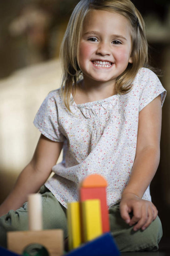 西方人,儿童,一个人,坐,笑,盘腿,微笑,露齿笑,竖图,彩色,室内,白天,正面,游戏,纯洁,智慧,地板,玩具,欧洲,欧洲人,仅一个女性,仅一个人,许多,阴影,服装,反射,影子,地面,玩,注视,休闲装,娱乐,木地板,小孩,衣服,观察,看,仅一个小孩,休闲,休闲服,积木,可爱,童年,童趣,益智,服饰,观看,活动,察看,思维,发泄,关注,消遣,智力,想象,童真,烂漫,无邪,宣泄,天真,女孩,女人,女性,白种人,孩子,盘腿而坐,盘膝,盘着腿的,盘着腿坐,双腿交叉,玩耍,嬉戏,坐着,半身,彩图,女生