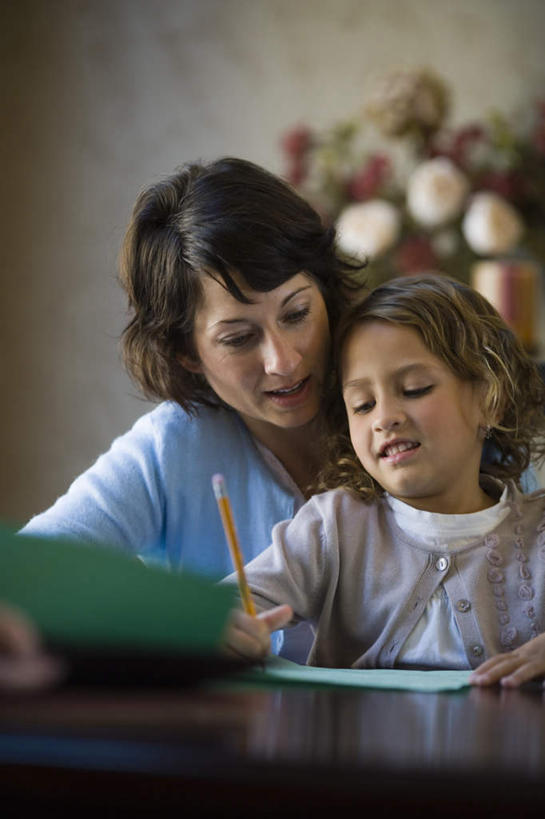 西方人,儿童,中年人,两个人,家庭,母亲,女儿,坐,说,竖图,室内,白天,正面,讨论,纯洁,桌面,桌子,欧洲,欧洲人,阴影,服装,朦胧,模糊,装饰,盛开,反射,木制,笔,影子,纸,墙,办公用品,花蕾,注视,休闲装,墙壁,墙面,文具,花,花瓣,花朵,鲜花,小孩,衣服,木制品,铅笔,学习用品,花苞,花蕊,观察,看,休闲,温暖,温馨,母女,一家人,休闲服,可爱,母爱,童年,童趣,服饰,观看,教导,华丽,修饰,文具用品,点缀,和睦,察看,关注,童真,烂漫,无邪,衬托,美观,雅致,雅观,交流,天真,女孩,女人,女性,中年女性,白种人,孩子,沟通,讲话,交谈,商讨,说话,谈话,坐着,半身,彩图,融洽,女生