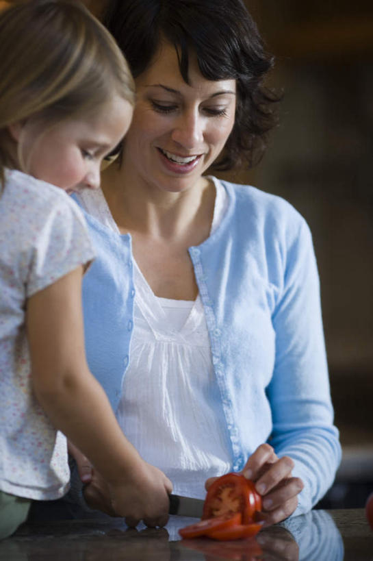 西方人,儿童,中年人,背部,两个人,家庭,母亲,女儿,站,坐,竖图,室内,白天,正面,纯洁,厨房,桌面,桌子,蔬菜,西红柿,金属制品,欧洲,欧洲人,一把,切开,握,阴影,服装,新鲜,反射,金属,木制,工具,影子,食品,刀具,注视,休闲装,食物,一个,小孩,衣服,红色,木制品,刀,低头,观察,看,切,站着,休闲,温暖,温馨,母女,一家人,休闲服,可爱,母爱,童年,童趣,握着,服饰,有机食品,绿色食品,单个,观看,和睦,察看,关注,菜刀,剖面,童真,烂漫,无邪,切面,切菜刀,垂头,天真,女孩,女人,女性,中年女性,白种人,孩子,番茄,站立,坐着,半身,彩图,灶间,融洽,女生