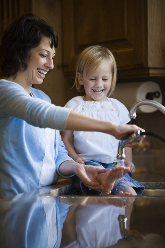 西方人,儿童,中年人,两个人,家庭,母亲,女儿,站,坐,笑,微笑,露齿笑,竖图,室内,白天,正面,纯洁,厨房,欧洲,欧洲人,阴影,服装,反射,水槽,水龙头,影子,墙,注视,休闲装,水斗,开关,墙壁,墙面,小孩,衣服,打开,观察,看,站着,休闲,温暖,温馨,母女,一家人,休闲服,可爱,母爱,童年,童趣,服饰,观看,阀门,和睦,察看,开启,关注,童真,烂漫,无邪,水咀,天真,女孩,女人,女性,中年女性,白种人,孩子,清洗,站立,坐着,半身,彩图,灶间,融洽,女生