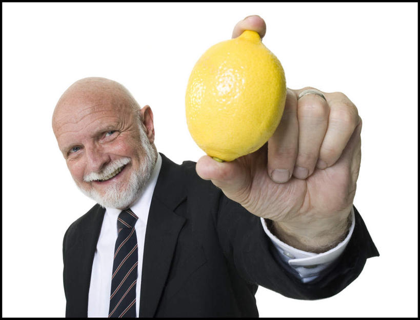 西方人,手,胡须,秃头,一个人,商务人士,商务男性,站,笑,微笑,露齿笑,横图,室内,特写,白天,白色背景,正面,衬衫,柠檬,水果,欧洲,欧洲人,仅一个男性,仅一个人,握,套装,新鲜,生食,食品,果实,领带,注视,食物,一个,黄色,观察,看,站着,仅一个老年男性,手部,握着,摄影,有机食品,绿色食品,影棚,单个,观看,单手,察看,象征,庄重,关注,商务装,身份,工薪阶层,正式,地位,老年男性,男人,男性,白种人,光头,胡子,络腮胡,无发,白领,上班族,益母果,柠果,站立,半身,彩图,影棚拍摄,衬衣,拍摄