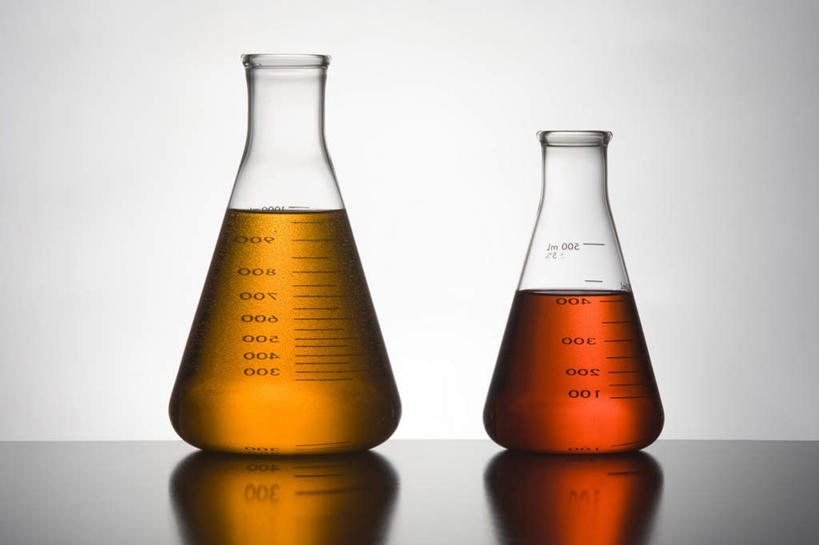 无人,横图,室内,特写,白天,正面,实验,仪器,静物,阴影,灰色背景,研究,透明,反射,分析,化学,测试,烧瓶,液体,影子,玻璃制品,两个,黄色,红色,玻璃瓶,瓶子,器皿,摄影,影棚,玻璃仪器,试验耗材,实验用品,平底烧瓶,彩图,影棚拍摄,拍摄