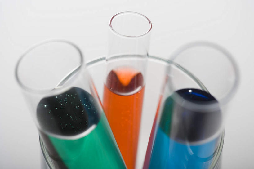 无人,横图,俯视,室内,特写,白天,白色背景,实验,仪器,静物,杯子,阴影,朦胧,模糊,研究,透明,反射,分析,化学,测试,试管,液体,影子,玻璃制品,三个,蓝色,绿色,玻璃瓶,瓶子,橙色,器皿,摄影,影棚,计量,玻璃仪器,试验耗材,实验用品,玻璃杯,彩图,高角度拍摄,影棚拍摄,拍摄