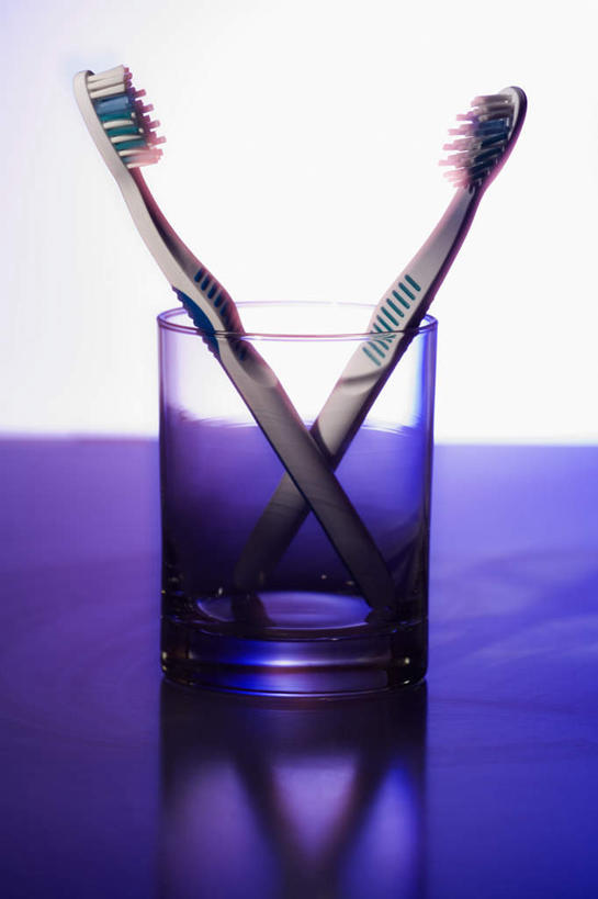 无人,竖图,室内,特写,白天,正面,静物,杯子,阴影,蓝色背景,朦胧,模糊,反射,牙刷,影子,玻璃制品,两个,水杯,日用品,清洁,四个,摄影,影棚,洗漱用品,卫生,玻璃杯,彩图,影棚拍摄,拍摄