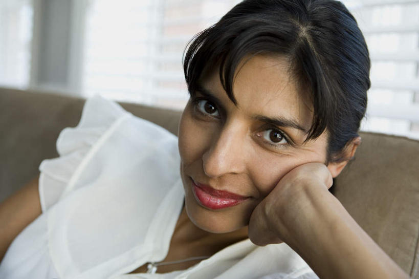 孕妇,脸,头,脸颊,手,一个人,客厅,坐,笑,微笑,横图,室内,特写,白天,正面,窗户,沙发,项链,亚洲,仅一个女性,仅一个人,一条,撑,阴影,服装,朦胧,模糊,反射,影子,百叶窗,托腮,注视,休闲装,肩膀,装饰品,衣服,饰品,首饰,观察,看,托,仅一个中年女性,休闲,怀孕,手部,休闲服,服饰,观看,单手,察看,起居室,待产,关注,托下巴,布艺沙发,妊娠,准妈妈,客堂,女人,女性,中年女性,亚洲人,印度人,头部,脸部,脸蛋,面部,产妇,坐着,半身,彩图