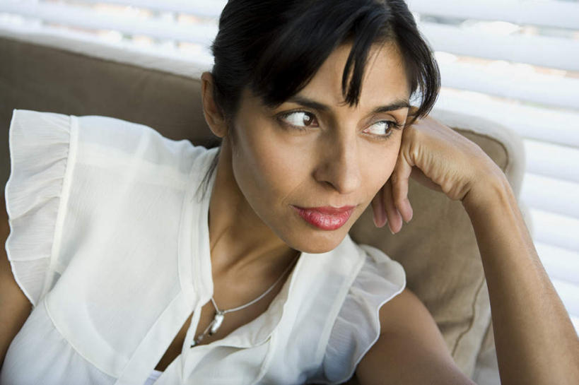 孕妇,脸,头,脸颊,手,一个人,客厅,坐,笑,微笑,横图,室内,特写,白天,正面,窗户,沙发,项链,亚洲,仅一个女性,仅一个人,一条,撑,阴影,服装,朦胧,模糊,反射,影子,百叶窗,托腮,注视,休闲装,肩膀,装饰品,衣服,饰品,首饰,观察,看,托,仅一个中年女性,休闲,怀孕,手部,休闲服,服饰,观看,单手,察看,起居室,待产,关注,托下巴,布艺沙发,妊娠,准妈妈,客堂,女人,女性,中年女性,亚洲人,印度人,头部,脸部,脸蛋,面部,产妇,坐着,半身,彩图