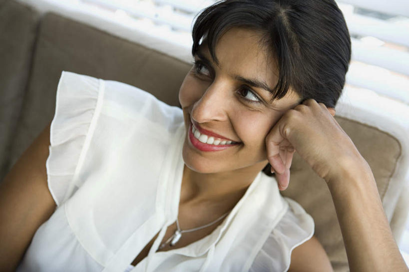 孕妇,脸,头,脸颊,手,一个人,客厅,坐,笑,微笑,横图,俯视,室内,特写,白天,窗户,沙发,项链,亚洲,仅一个女性,仅一个人,一条,撑,阴影,服装,朦胧,模糊,反射,影子,百叶窗,托腮,注视,休闲装,肩膀,装饰品,衣服,饰品,首饰,观察,看,托,仅一个中年女性,休闲,怀孕,手部,休闲服,服饰,观看,单手,察看,起居室,待产,关注,托下巴,布艺沙发,妊娠,准妈妈,客堂,女人,女性,中年女性,亚洲人,印度人,头部,脸部,脸蛋,面部,产妇,坐着,半身,彩图,高角度拍摄