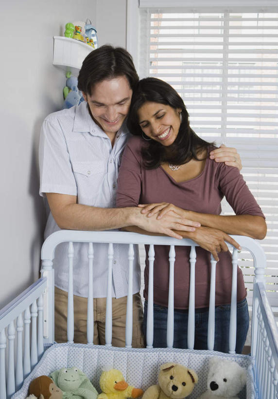 西方人,孕妇,两个人,家庭,夫妻,站,笑,微笑,露齿笑,竖图,室内,白天,正面,爱情,游戏,安全,窗户,床,熊,玩具,欧洲,欧洲人,亚洲,阴影,服装,反射,玩偶,影子,百叶窗,墙,泰迪熊,浪漫,玩,注视,休闲装,娱乐,墙壁,墙面,衣服,白色,玩具熊,低头,观察,看,站着,休闲,舒服,温暖,温馨,一家人,怀孕,休闲服,恩爱,益智,搭,恋人,服饰,毛绒玩具,单人床,婴儿用品,观看,婴儿床,保护,安慰,和睦,察看,舒适,待产,搭着,发泄,关注,消遣,宣泄,罗斯福熊,妊娠,准妈妈,垂头,男人,男性,女人,女性,中年男性,中年女性,白种人,亚洲人,印度人,夫妇,情侣,产妇,玩耍,嬉戏,站立,半身,彩图,伴侣,融洽