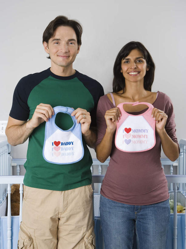 西方人,孕妇,两个人,家庭,夫妻,站,笑,微笑,露齿笑,竖图,室内,白天,正面,爱情,安全,床,欧洲,欧洲人,亚洲,握,阴影,服装,反射,影子,墙,浪漫,围兜,注视,休闲装,墙壁,墙面,两个,衣服,白色,餐巾,观察,看,站着,休闲,舒服,温暖,温馨,一家人,怀孕,休闲服,恩爱,握着,恋人,服饰,单人床,婴儿用品,观看,婴儿床,保护,和睦,察看,舒适,待产,关注,妊娠,准妈妈,口水巾,食饭兜,婴儿围脖,婴儿围兜,男人,男性,女人,女性,中年男性,中年女性,白种人,亚洲人,印度人,夫妇,情侣,产妇,站立,半身,彩图,伴侣,融洽