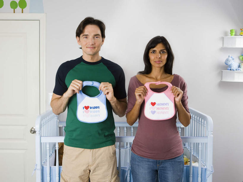 西方人,孕妇,两个人,家庭,夫妻,站,笑,微笑,露齿笑,横图,室内,白天,正面,爱情,安全,床,欧洲,欧洲人,亚洲,握,阴影,服装,反射,影子,墙,浪漫,围兜,注视,休闲装,墙壁,墙面,两个,衣服,白色,餐巾,观察,看,站着,休闲,舒服,温暖,温馨,一家人,怀孕,休闲服,恩爱,握着,恋人,服饰,单人床,婴儿用品,观看,婴儿床,保护,和睦,察看,舒适,待产,关注,妊娠,准妈妈,口水巾,食饭兜,婴儿围脖,婴儿围兜,男人,男性,女人,女性,中年男性,中年女性,白种人,亚洲人,印度人,夫妇,情侣,产妇,站立,半身,彩图,伴侣,融洽