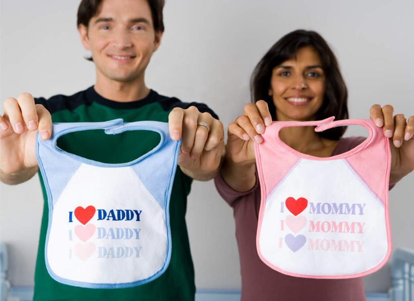 西方人,孕妇,两个人,家庭,夫妻,站,笑,微笑,露齿笑,横图,室内,白天,正面,爱情,欧洲,欧洲人,亚洲,握,阴影,服装,反射,英文,标志,文字,影子,字符,字母,墙,浪漫,围兜,注视,休闲装,标识,墙壁,墙面,衣服,餐巾,观察,看,站着,休闲,温暖,温馨,一家人,怀孕,休闲服,恩爱,握着,恋人,服饰,观看,英文字母,和睦,察看,待产,关注,妊娠,准妈妈,口水巾,食饭兜,婴儿围脖,婴儿围兜,男人,男性,女人,女性,中年男性,中年女性,白种人,亚洲人,印度人,夫妇,情侣,产妇,站立,半身,彩图,伴侣,融洽