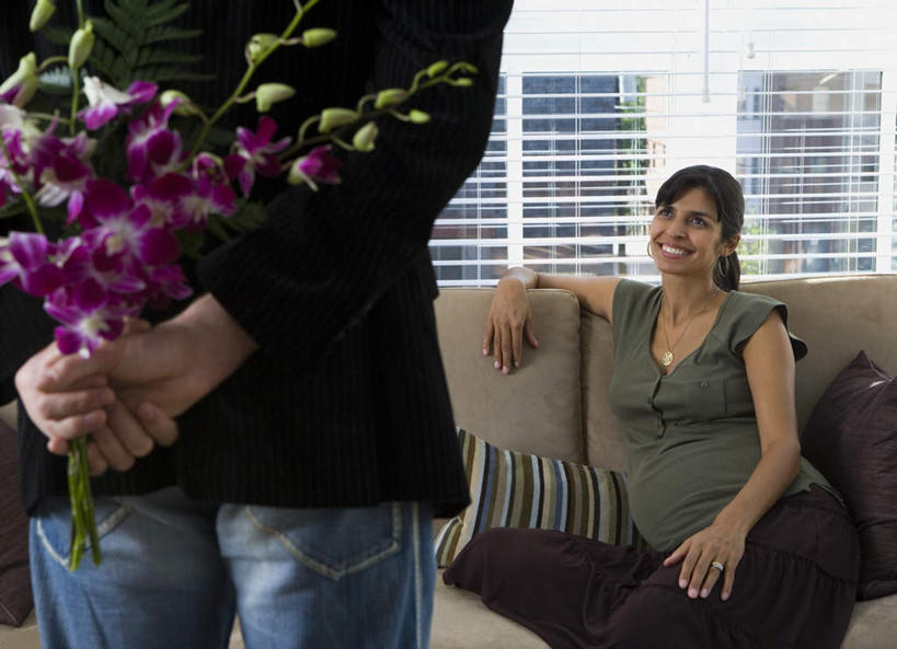 西方人,背部,两个人,家庭,夫妻,客厅,站,坐,笑,微笑,露齿笑,横图,室内,白天,正面,爱情,窗户,沙发,项链,叶子,欧洲,欧洲人,亚洲,一条,服装,盛开,百叶窗,墙,绿叶,浪漫,花蕾,注视,休闲装,墙壁,墙面,装饰品,花,花瓣,花朵,鲜花,衣服,饰品,首饰,花苞,花蕊,观察,看,站着,一束,休闲,温暖,温馨,一家人,休闲服,嫩叶,恩爱,恋人,服饰,观看,和睦,察看,起居室,关注,布艺沙发,背手,客堂,男人,男性,女人,女性,中年男性,中年女性,白种人,亚洲人,印度人,夫妇,情侣,叶,叶片,站立,坐着,半身,彩图,伴侣,融洽