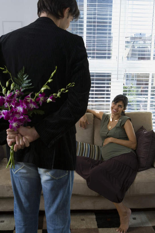 西方人,背部,两个人,家庭,夫妻,客厅,站,坐,笑,微笑,露齿笑,竖图,室内,白天,正面,爱情,窗户,沙发,项链,叶子,欧洲,欧洲人,亚洲,一条,服装,盛开,百叶窗,墙,绿叶,浪漫,花蕾,注视,休闲装,墙壁,墙面,装饰品,花,花瓣,花朵,鲜花,衣服,饰品,首饰,花苞,花蕊,观察,看,站着,一束,休闲,温暖,温馨,一家人,休闲服,嫩叶,恩爱,恋人,服饰,观看,和睦,察看,起居室,关注,布艺沙发,背手,客堂,男人,男性,女人,女性,中年男性,中年女性,白种人,亚洲人,印度人,夫妇,情侣,叶,叶片,站立,坐着,半身,彩图,伴侣,融洽