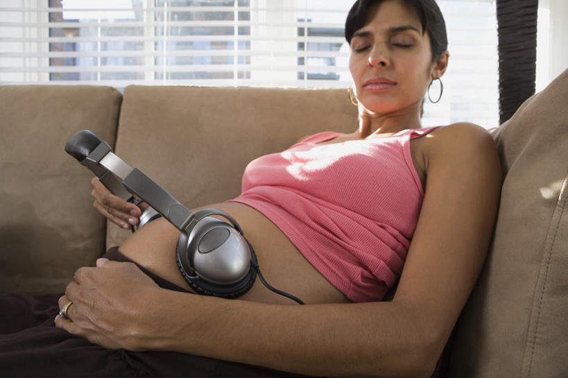 孕妇,一个人,客厅,坐,闭眼,捧,横图,室内,白天,正面,快乐,满意,幸福,窗户,沙发,亚洲,仅一个女性,仅一个人,阴影,服装,反射,影子,百叶窗,音响,音乐,听,休闲装,娱乐,一个,衣服,耳机,仅一个中年女性,享受,休闲,怀孕,休闲服,放松,服饰,单个,起居室,舒适,享乐,待产,布艺沙发,妊娠,准妈妈,客堂,女人,女性,中年女性,亚洲人,印度人,产妇,闭眼睛,闭着眼,闭着眼睛,端,端着,捧着,手捧,坐着,半身,彩图