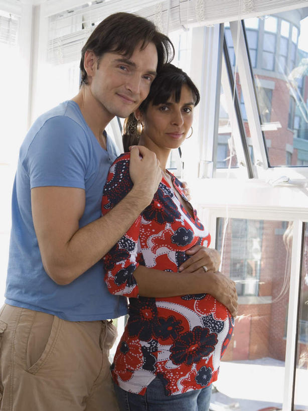 西方人,孕妇,两个人,家庭,夫妻,站,笑,微笑,竖图,室内,白天,侧面,爱情,窗户,欧洲,欧洲人,亚洲,阴影,服装,反射,影子,墙,浪漫,注视,休闲装,玻璃窗,墙壁,墙面,衣服,观察,看,站着,休闲,温暖,温馨,一家人,怀孕,休闲服,恩爱,搭,恋人,服饰,观看,和睦,察看,待产,搭着,关注,妊娠,准妈妈,男人,男性,女人,女性,中年男性,中年女性,白种人,亚洲人,印度人,夫妇,情侣,产妇,站立,半身,彩图,伴侣,融洽