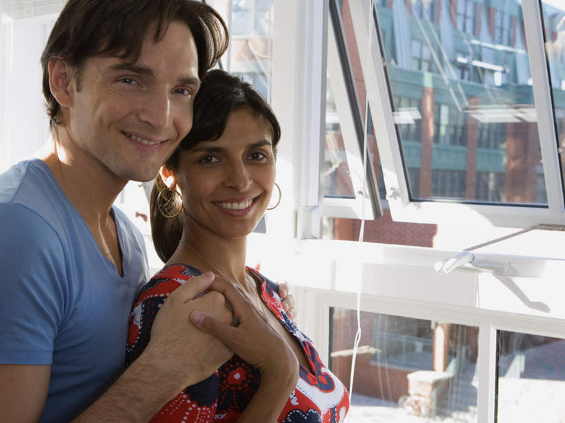 西方人,孕妇,两个人,家庭,夫妻,站,笑,微笑,露齿笑,横图,室内,白天,侧面,爱情,窗户,欧洲,欧洲人,亚洲,阴影,服装,反射,影子,墙,浪漫,注视,休闲装,玻璃窗,墙壁,墙面,衣服,观察,看,站着,休闲,温暖,温馨,一家人,怀孕,休闲服,恩爱,搭,恋人,服饰,观看,和睦,察看,待产,搭着,关注,妊娠,准妈妈,男人,男性,女人,女性,中年男性,中年女性,白种人,亚洲人,印度人,夫妇,情侣,产妇,站立,半身,彩图,伴侣,融洽