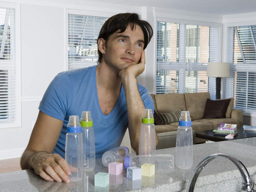 西方人,一个人,客厅,坐,横图,室内,白天,正面,窗户,靠垫,沙发,欧洲,欧洲人,仅一个男性,仅一个人,仅一个中年男性,撑,阴影,服装,反射,奶瓶,影子,墙,靠枕,托腮,注视,休闲装,玻璃窗,墙壁,墙面,衣服,蓝色,白色,瓶子,容器,垫子,枕头,观察,看,托,休闲,休闲服,服饰,奶嘴,婴儿用品,观看,储藏,察看,起居室,储存,关注,托下巴,布艺沙发,客堂,男人,男性,中年男性,白种人,坐着,半身,彩图,贮存