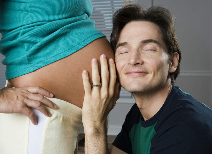 西方人,两个人,家庭,夫妻,站,蹲,闭眼,横图,室内,白天,侧面,爱情,窗户,欧洲,欧洲人,亚洲,服装,百叶窗,墙,浪漫,听,休闲装,手叉腰,墙壁,墙面,装饰品,一个,衣服,白色,戒指,饰品,首饰,叉腰,站着,休闲,温暖,温馨,一家人,休闲服,恩爱,恋人,服饰,单个,信物,和睦,权利,手饰,男人,男性,女人,女性,中年男性,中年女性,白种人,亚洲人,印度人,夫妇,情侣,闭眼睛,闭着眼,闭着眼睛,蹲着,站立,半身,彩图,伴侣,融洽