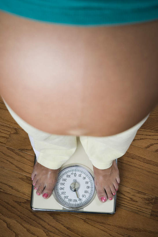 孕妇,腹部,腿部,脚,脚趾,脚趾甲,腿,一个人,站,竖图,俯视,室内,特写,白天,仪器,地板,亚洲,仅一个年轻女性,仅一个女性,仅一个人,服装,背心,地面,生活,光脚,踩,木地板,一个,衣服,踩着,站着,健康,赤脚,怀孕,服饰,单个,衡量,待产,体重,衣着,穿着,计量,衡器,妊娠,准妈妈,健康秤,衣饰,露脐装,年轻女性,女人,女性,亚洲人,印度人,腹,肚子,脚指甲,产妇,秤,体重秤,站立,半身,彩图,高角度拍摄