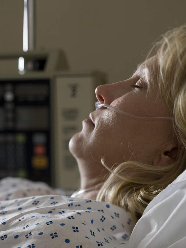 西方人,脸,头,脸颊,头发,一个人,病人,医院,躺,闭眼,竖图,室内,特写,白天,侧面,床,欧洲,欧洲人,仅一个女性,仅一个人,阴影,服装,反射,影子,床单,被子,肩膀,衣服,仅一个中年女性,金色,服饰,单人床,被单,衣着,穿着,病患,医疗机构,病号服,衣饰,卧着,女人,女性,中年女性,白种人,头部,长发,卷发,脸部,脸蛋,面部,患者,就医者,闭眼睛,闭着眼,闭着眼睛,躺着,卧,半身,彩图,病院,诊所