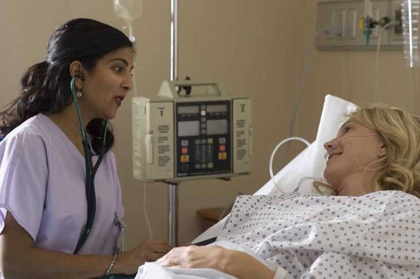 西方人,两个人,医生,病人,医院,坐,躺,笑,微笑,露齿笑,横图,室内,白天,正面,工作服,制服,床,欧洲,欧洲人,亚洲,检查,墙,床单,注视,被子,墙壁,墙面,听诊器,观察,看,医护人员,医疗人员,针管,针筒,注射,单人床,观看,察看,医疗,医疗设备,注射器,被单,输液,关注,病患,医疗器械,医疗工具,打点滴,医疗机构,输液瓶,病号服,静脉输液,工作制服,检测工具,卧着,女人,女性,中年女性,白种人,亚洲人,印度人,大夫,患者,就医者,躺着,卧,坐着,半身,彩图,工作套服,病院,诊所