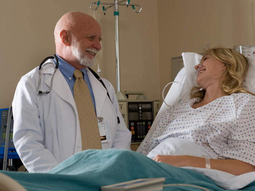 西方人,两个人,医生,病人,医院,坐,躺,笑,微笑,露齿笑,横图,室内,白天,正面,工作服,制服,床,欧洲,欧洲人,检查,墙,床单,注视,被子,墙壁,墙面,听诊器,观察,看,医护人员,医疗人员,针管,针筒,注射,单人床,观看,察看,医疗,医疗设备,注射器,被单,输液,关注,病患,医疗器械,医疗工具,打点滴,医疗机构,输液瓶,病号服,静脉输液,工作制服,检测工具,卧着,老年男性,男人,男性,女人,女性,中年女性,白种人,大夫,患者,就医者,躺着,卧,坐着,半身,彩图,工作套服,病院,诊所