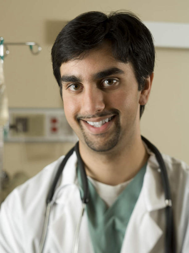 脸,头,脸颊,胡须,头发,一个人,医生,医院,站,竖图,室内,特写,白天,正面,工作服,制服,亚洲,仅一个男性,仅一个人,墙,注视,肩膀,墙壁,墙面,仅一个年轻男性,一个,黑色,听诊器,观察,看,站着,医护人员,医疗人员,单个,观看,察看,医疗设备,白大褂,关注,医疗器械,医疗工具,医疗机构,工作制服,检测工具,男人,男性,年轻男性,亚洲人,印度人,头部,胡子,络腮胡,直发,脸部,脸蛋,面部,大夫,站立,半身,彩图,工作套服,病院,诊所,短发