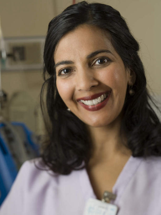 脸,头,脸颊,头发,一个人,医生,医院,站,竖图,室内,特写,白天,正面,工作服,制服,亚洲,仅一个女性,仅一个人,墙,注视,肩膀,墙壁,墙面,一个,黑色,听诊器,观察,看,站着,仅一个中年女性,医护人员,医疗人员,单个,观看,察看,医疗设备,白大褂,关注,医疗器械,医疗工具,医疗机构,工作制服,检测工具,女人,女性,中年女性,亚洲人,印度人,头部,长发,卷发,脸部,脸蛋,面部,大夫,站立,半身,彩图,工作套服,病院,诊所