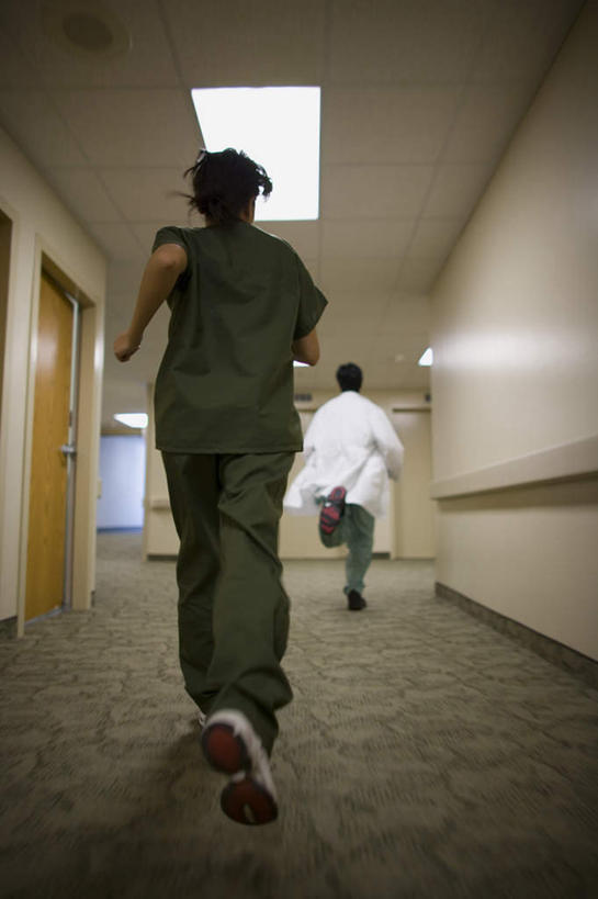 两个人,同事,医生,护士,医院,跑,竖图,室内,白天,仰视,工作服,制服,成功,合作,团队,集体,信心,照明,亚洲,阴影,光线,影子,走道,走廊,过道,灯光,队伍,顶灯,灯,灯具,医护人员,医疗人员,照亮,领导,白衣天使,白大褂,照明设备,成就,合伙,领袖,医疗机构,工作制服,男人,男性,年轻男性,年轻女性,女人,女性,亚洲人,印度人,大夫,跑步,彩图,低角度拍摄,全身,工作套服,病院,诊所