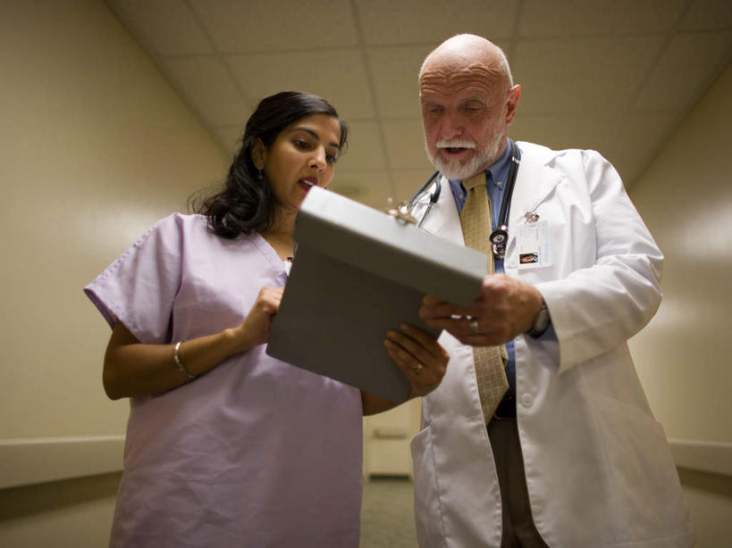 西方人,两个人,同事,医生,医院,站,说,横图,室内,白天,正面,工作服,制服,讨论,成功,合作,团队,集体,信心,天花板,欧洲,欧洲人,亚洲,握,阴影,光线,影子,墙,走道,走廊,过道,灯光,注视,队伍,墙壁,墙面,观察,看,站着,医护人员,医疗人员,握着,观看,察看,领导,白大褂,成就,关注,记录板,合伙,领袖,记事板,医疗机构,工作制服,交流,老年男性,男人,男性,女人,女性,中年女性,白种人,亚洲人,印度人,大夫,沟通,讲话,交谈,商讨,说话,谈话,站立,半身,彩图,工作套服,病院,诊所