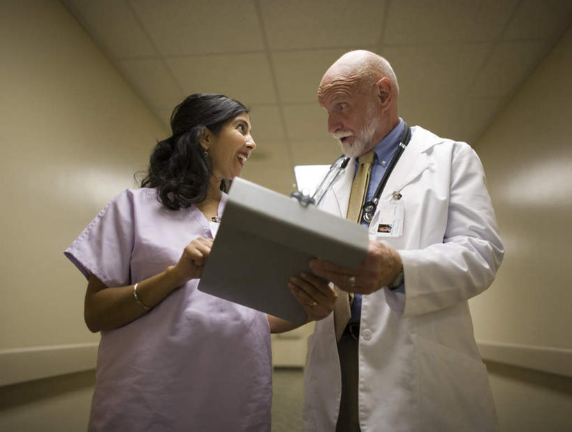 西方人,两个人,同事,医生,医院,站,说,横图,室内,白天,正面,工作服,制服,讨论,成功,合作,团队,集体,信心,天花板,欧洲,欧洲人,亚洲,握,阴影,光线,影子,墙,走道,走廊,过道,灯光,注视,队伍,相视,墙壁,墙面,观察,看,站着,医护人员,医疗人员,面对面,握着,观看,对视,察看,领导,互视,白大褂,成就,关注,相对,记录板,合伙,领袖,记事板,医疗机构,相看,工作制服,交流,老年男性,男人,男性,女人,女性,中年女性,白种人,亚洲人,印度人,大夫,沟通,讲话,交谈,商讨,说话,谈话,站立,半身,彩图,工作套服,病院,诊所