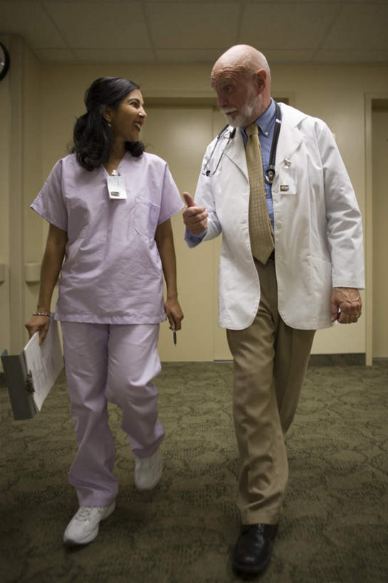 西方人,两个人,同事,医生,医院,走,说,竖图,室内,白天,正面,工作服,制服,讨论,成功,合作,团队,集体,信心,天花板,欧洲,欧洲人,亚洲,握,阴影,光线,影子,墙,走道,走廊,过道,灯光,注视,队伍,墙壁,墙面,观察,看,医护人员,医疗人员,握着,观看,察看,领导,白大褂,成就,关注,记录板,合伙,领袖,记事板,医疗机构,工作制服,交流,老年男性,男人,男性,女人,女性,中年女性,白种人,亚洲人,印度人,大夫,步行,沟通,讲话,交谈,商讨,说话,谈话,走路,彩图,全身,工作套服,病院,诊所