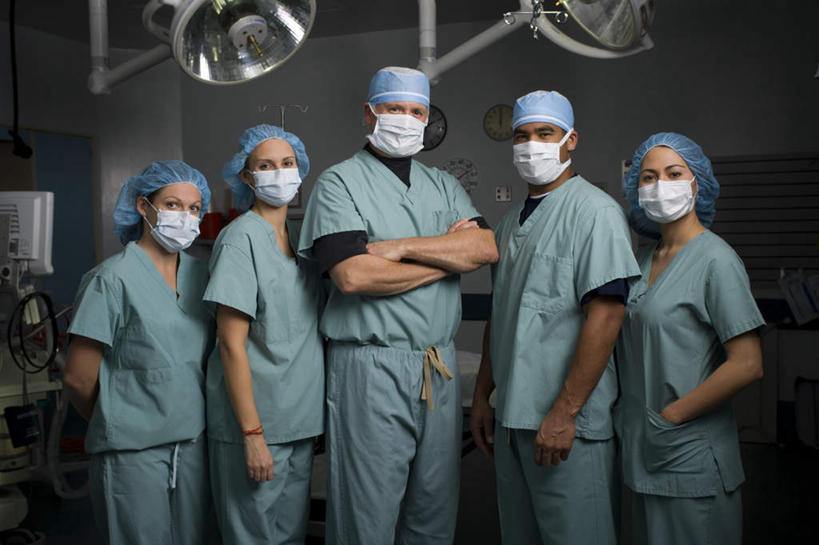 西方人,同事,医生,医院,站,双手交叉,横图,室内,白天,正面,工作服,制服,成功,合作,团队,集体,信心,帽子,照明,欧洲,非洲,黑人,欧洲人,亚洲,阴影,时间,反射,分离,时钟,影子,墙,灯光,许多人,过滤,计时,分开,注视,队伍,墙壁,墙面,灯,蓝色,白色,口罩,灯具,挂钟,钟表,观察,看,站着,一群人,医护人员,医疗人员,隔断,表,遮,遮掩,观看,隔离,照亮,察看,手术,卫生,领导,掩盖,双手抱胸,遮挡,照明设备,成就,关注,净化,间隔,预防,合伙,领袖,遮盖,无影灯,防尘,医疗机构,医生帽,掩饰,断绝,隔开,屏蔽,屏绝,远离,中断,阻遏,阻隔,工作制服,老年男性,男人,男性,年轻女性,女人,女性,中年男性,中年女性,白种人,非洲人,亚洲人,印度人,大夫,钟,站立,半身,彩图,工作套服,病院,诊所