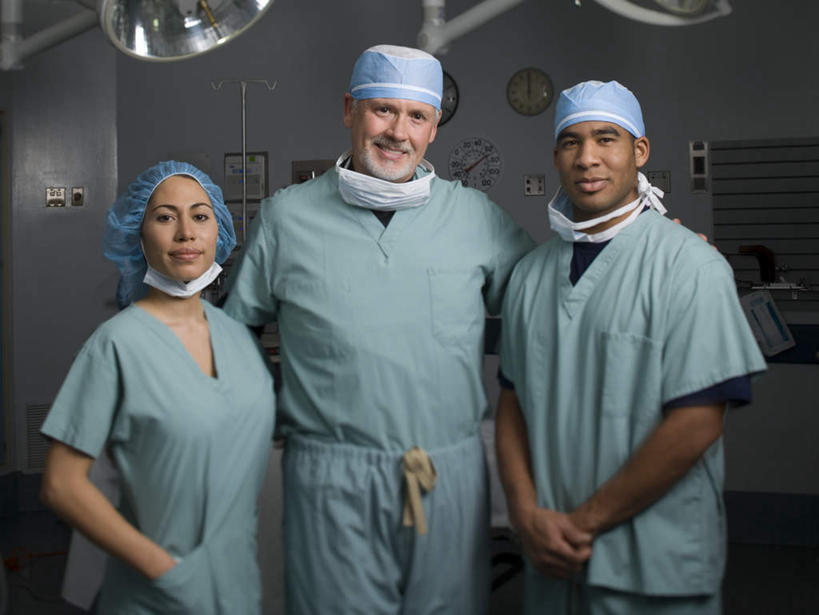 西方人,三个人,同事,医生,医院,站,双手交叉,横图,室内,白天,正面,工作服,制服,成功,合作,团队,集体,信心,帽子,照明,欧洲,非洲,黑人,欧洲人,阴影,时间,反射,分离,时钟,影子,墙,灯光,过滤,计时,分开,注视,队伍,墙壁,墙面,灯,蓝色,白色,口罩,灯具,挂钟,钟表,观察,看,站着,医护人员,医疗人员,隔断,表,遮,遮掩,观看,隔离,照亮,察看,手术,卫生,领导,掩盖,双手抱胸,遮挡,照明设备,成就,关注,净化,间隔,预防,合伙,领袖,遮盖,无影灯,防尘,医疗机构,医生帽,掩饰,断绝,隔开,屏蔽,屏绝,远离,中断,阻遏,阻隔,工作制服,男人,男性,年轻女性,女人,女性,中年男性,白种人,非洲人,大夫,钟,站立,半身,彩图,工作套服,病院,诊所