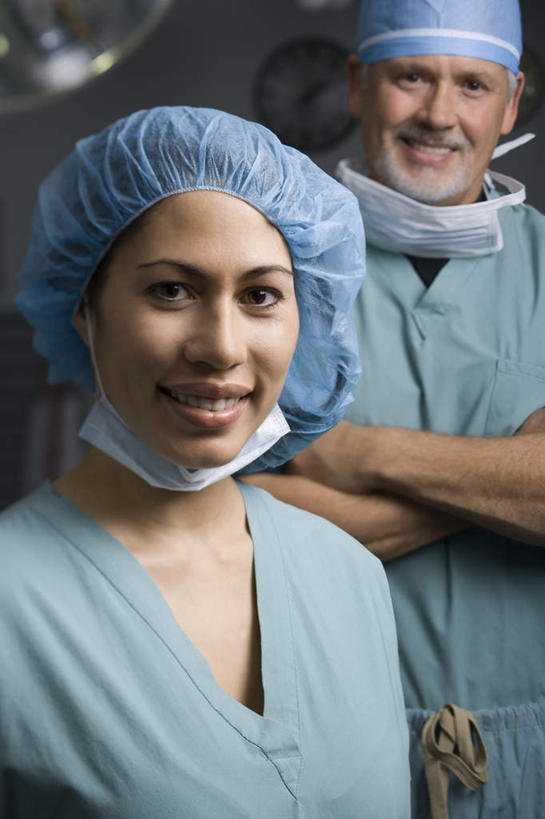 西方人,两个人,同事,医生,医院,站,笑,双手交叉,微笑,竖图,室内,白天,正面,工作服,制服,成功,合作,团队,集体,信心,帽子,照明,欧洲,非洲,黑人,欧洲人,亚洲,阴影,时间,反射,分离,时钟,影子,墙,灯光,过滤,计时,分开,队伍,墙壁,墙面,灯,蓝色,白色,口罩,灯具,挂钟,钟表,站着,医护人员,医疗人员,隔断,表,遮掩,隔离,照亮,手术,卫生,领导,掩盖,双手抱胸,遮挡,照明设备,成就,净化,间隔,预防,合伙,领袖,遮盖,无影灯,防尘,医疗机构,医生帽,掩饰,断绝,隔开,屏蔽,屏绝,远离,中断,阻遏,阻隔,工作制服,老年男性,男人,男性,女人,女性,中年女性,非洲人,亚洲人,印度人,大夫,钟,站立,半身,彩图,工作套服,病院,诊所