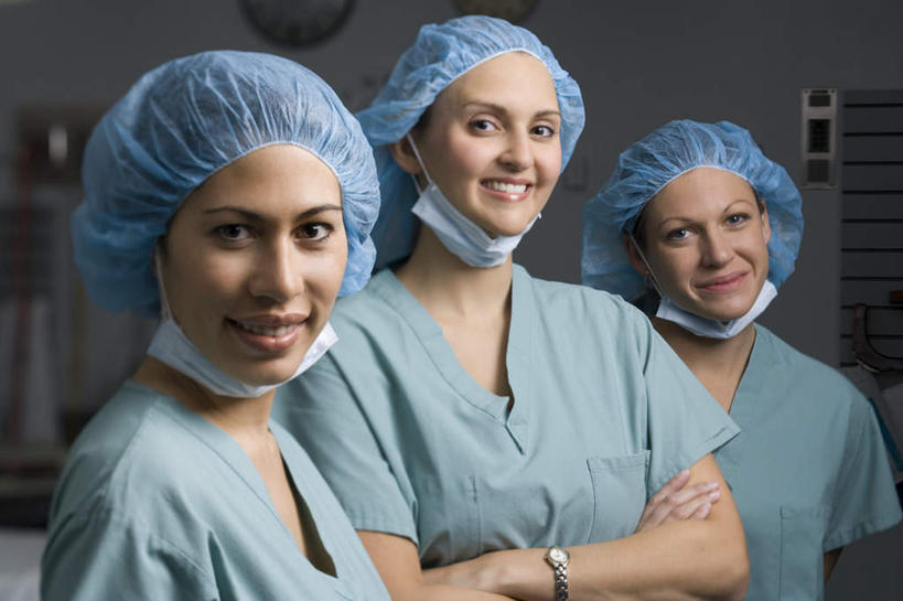 西方人,三个人,同事,医生,医院,站,笑,双手交叉,微笑,露齿笑,横图,室内,白天,正面,工作服,制服,成功,合作,团队,集体,信心,天花板,帽子,欧洲,欧洲人,亚洲,阴影,朦胧,模糊,反射,分离,影子,墙,过滤,分开,注视,队伍,墙壁,墙面,蓝色,白色,灰色,口罩,观察,看,站着,医护人员,医疗人员,隔断,遮掩,观看,隔离,察看,卫生,领导,掩盖,双手抱胸,遮挡,成就,关注,净化,间隔,预防,合伙,领袖,遮盖,防尘,医疗机构,医生帽,掩饰,断绝,隔开,屏蔽,屏绝,远离,中断,阻遏,阻隔,工作制服,年轻女性,女人,女性,中年女性,白种人,亚洲人,印度人,大夫,站立,半身,彩图,工作套服,病院,诊所