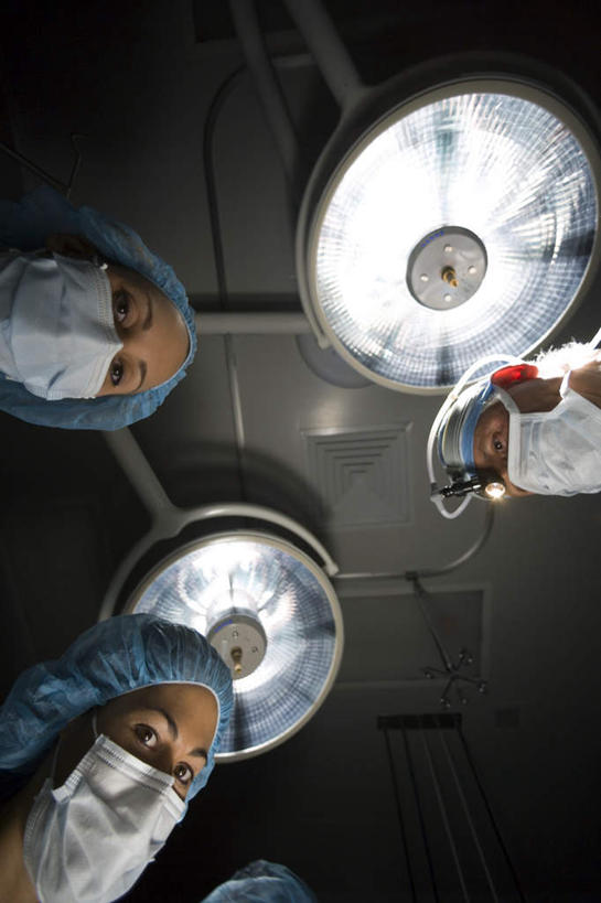 西方人,三个人,同事,医生,医院,站,竖图,室内,特写,白天,仰视,成功,合作,团队,集体,信心,仪器,天花板,帽子,照明,欧洲,非洲,黑人,欧洲人,亚洲,检查,反射,分离,分析,科学,放大镜,灯光,过滤,分开,注视,队伍,灯,口罩,灯具,低头,观察,看,站着,医护人员,医疗人员,隔断,清晰,探索,遮掩,放大,观看,隔离,仔细,照亮,透镜,察看,手术,卫生,领导,掩盖,凸透镜,遮挡,聚焦,照明设备,成就,关注,净化,间隔,预防,合伙,领袖,遮盖,无影灯,防尘,医疗机构,SL手术放大镜,医生帽,光学,清楚,掩饰,断绝,隔开,屏蔽,屏绝,远离,中断,阻遏,阻隔,手术放大镜,老年男性,男人,男性,年轻女性,女人,女性,非洲人,亚洲人,印度人,大夫,站立,半身,彩图,低角度拍摄,病院,诊所