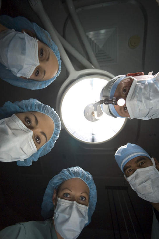 西方人,同事,医生,医院,站,竖图,室内,特写,白天,仰视,成功,合作,团队,集体,信心,天花板,帽子,照明,欧洲,非洲,黑人,欧洲人,亚洲,五个人,分离,灯光,许多人,过滤,分开,注视,队伍,灯,口罩,灯具,低头,观察,看,站着,一群人,医护人员,医疗人员,隔断,遮掩,观看,隔离,照亮,察看,手术,卫生,领导,掩盖,遮挡,照明设备,成就,关注,净化,间隔,预防,合伙,领袖,遮盖,无影灯,防尘,医疗机构,医生帽,掩饰,断绝,隔开,屏蔽,屏绝,远离,中断,阻遏,阻隔,老年男性,男人,男性,年轻女性,女人,女性,非洲人,亚洲人,印度人,大夫,站立,半身,彩图,低角度拍摄,病院,诊所