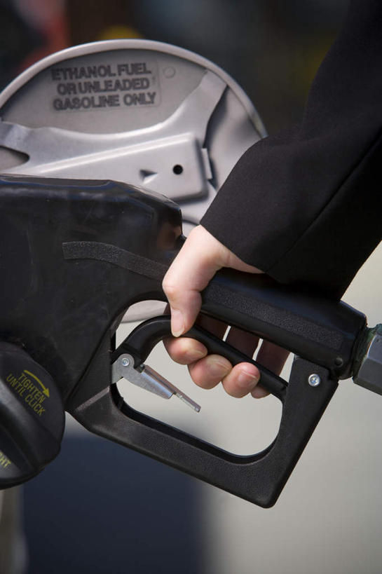 西方人,手,一个人,商务人士,商务女性,竖图,室外,特写,白天,正面,汽车,欧洲,欧洲人,仅一个女性,仅一个人,一辆,握,套装,朦胧,模糊,车,一个,交通工具,轿车,仅一个中年女性,手部,握着,加油站,单个,单手,载具,商务装,工薪阶层,加油枪,计量加油枪,输油枪,油枪,女人,女性,中年女性,白种人,白领,上班族,半身,彩图,补充站,公共加油站,汽车加油站