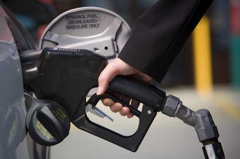 西方人,手,一个人,商务人士,商务女性,横图,室外,特写,白天,正面,汽车,欧洲,欧洲人,仅一个女性,仅一个人,一辆,握,套装,朦胧,模糊,车,一个,交通工具,轿车,仅一个中年女性,手部,握着,加油站,单个,单手,载具,商务装,工薪阶层,加油枪,计量加油枪,输油枪,油枪,女人,女性,中年女性,白种人,白领,上班族,半身,彩图,补充站,公共加油站,汽车加油站