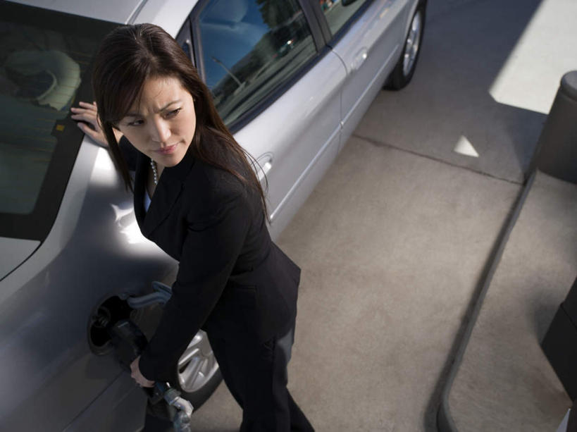 东方人,一个人,商务人士,商务女性,站,横图,俯视,室外,白天,汽车,亚洲,仅一个年轻女性,仅一个女性,仅一个人,一辆,握,套装,扭头,注视,黄种人,车,一个,交通工具,轿车,观察,看,站着,转头,握着,加油站,单个,观看,察看,关注,载具,商务装,工薪阶层,加油枪,计量加油枪,输油枪,油枪,年轻女性,女人,女性,亚洲人,白领,上班族,站立,半身,彩图,高角度拍摄,补充站,公共加油站,汽车加油站