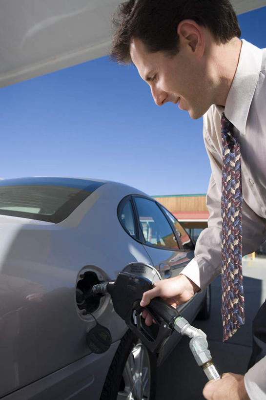 西方人,一个人,商务人士,商务男性,竖图,室外,白天,侧面,衬衫,汽车,欧洲,欧洲人,仅一个男性,仅一个人,握,阴影,套装,光线,影子,注视,车,仅一个年轻男性,蓝色,蓝天,天空,阳光,交通工具,轿车,天,观察,看,握着,加油站,晴朗,观看,察看,关注,载具,商务装,工薪阶层,加油枪,万里无云,计量加油枪,输油枪,油枪,男人,男性,年轻男性,白种人,白领,上班族,晴空,晴空万里,半身,彩图,衬衣,补充站,公共加油站,汽车加油站